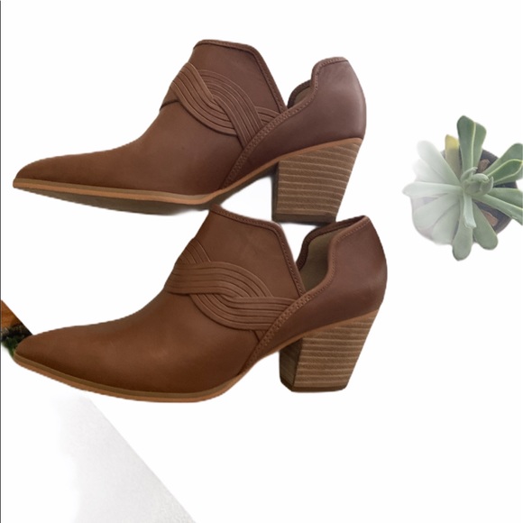 Lien Do Booties - Picture 2 of 7